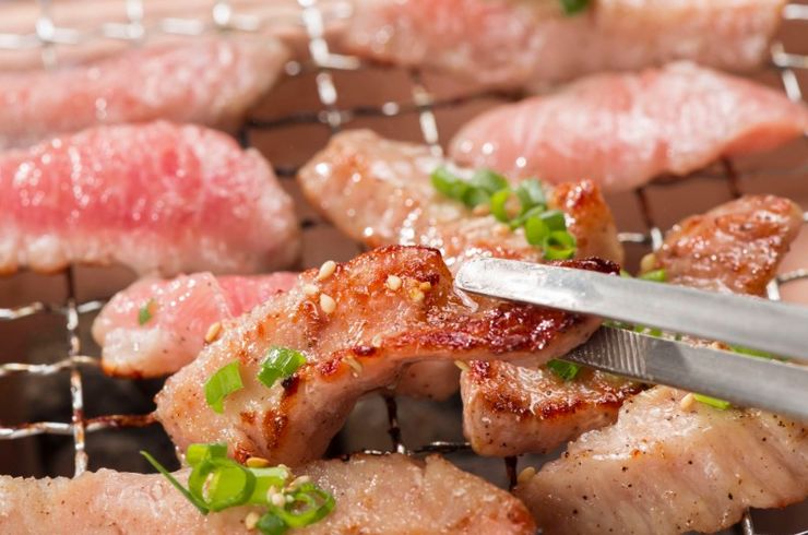 トングでつかむ肉